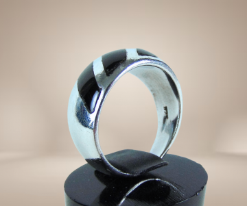 Brede zilveren onyx schuine strepen ring beige achtergrond