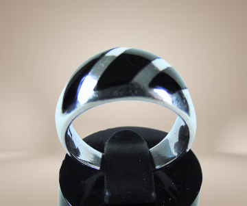 Brede zilveren onyx schuine strepen ring beige achtergrond 1