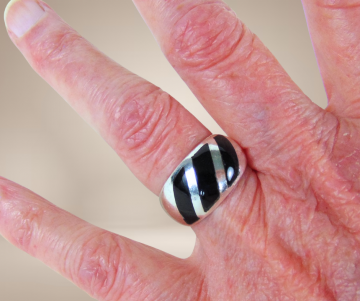 Brede zilveren onyx schuine strepen ring beige achtergrond 2