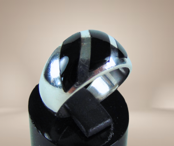 Brede zilveren onyx schuine strepen ring beige achtergrond 3