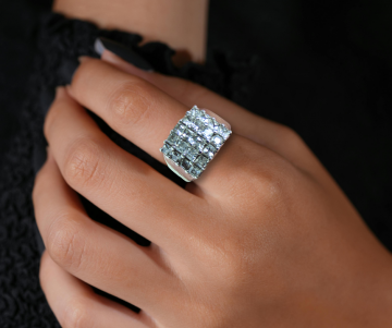 Brede zilveren ring pave vierkant zirkonia op hand