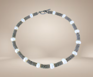 Brede zilverkleur mesh choker ketting grote witte zoetwaterparels beige achtergrond