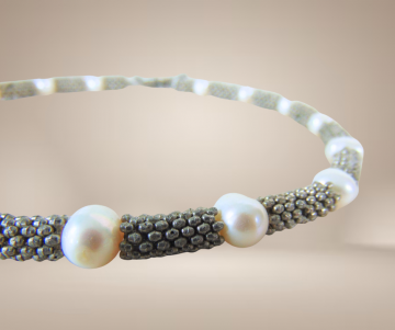 Brede zilverkleur mesh choker ketting grote witte zoetwaterparels beige achtergrond 1