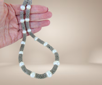 Brede zilverkleur mesh choker ketting grote witte zoetwaterparels beige achtergrond 2