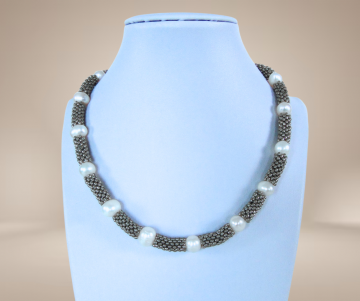 Brede zilverkleur mesh choker ketting grote witte zoetwaterparels beige achtergrond 3