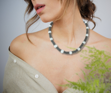 Brede zilverkleur mesh choker ketting grote witte zoetwaterparels op dame
