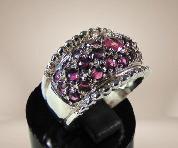 Brede zware zilveren band ring pave robijn beige achtergrond