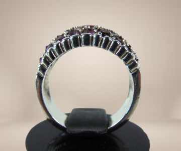 Brede zware zilveren band ring pave robijn beige achtergrond  1