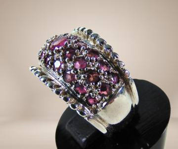 Brede zware zilveren band ring pave robijn beige achtergrond  2