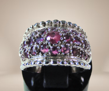 Brede zware zilveren band ring pave robijn beige achtergrond  5