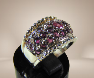 Brede zware zilveren band ring pave robijn beige achtergrond