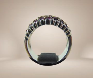 Brede zware zilveren band ring pave robijn beige achtergrond 1