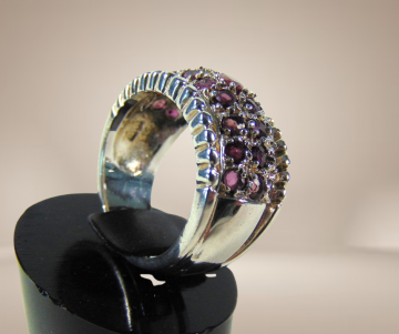 Brede zware zilveren band ring pave robijn beige achtergrond 3