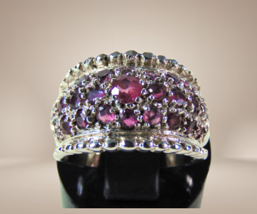 Brede zware zilveren band ring pave robijn beige achtergrond 5