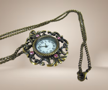 Brons kleur vintage antiekstijl horloge hanger ketting roze strass beige achtergrond 1