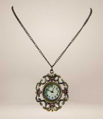 Brons kleur vintage antiekstijl horloge hanger ketting roze strass beige achtergrond 3