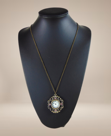 Brons kleur vintage antiekstijl horloge hanger ketting roze strass beige achtergrond 4