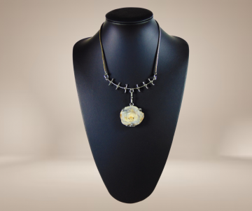 Brutalistische zilveren druze steen hanger ketting beige achtergrond