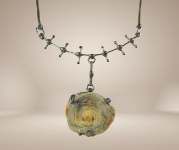 Brutalistische zilveren druze steen hanger ketting beige achtergrond 1