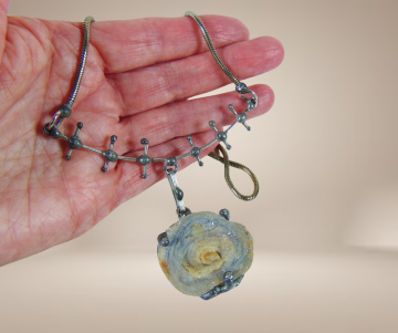 Brutalistische zilveren druze steen hanger ketting beige achtergrond 2