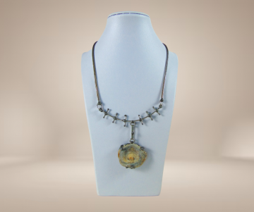 Brutalistische zilveren druze steen hanger ketting beige achtergrond 3