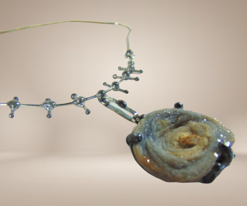 Brutalistische zilveren druze steen hanger ketting beige achtergrond 4