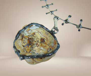 Brutalistische zilveren druze steen hanger ketting beige achtergrond 5