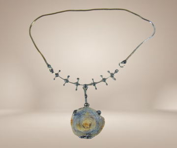 Brutalistische zilveren druze steen hanger ketting beige achtergrond 6