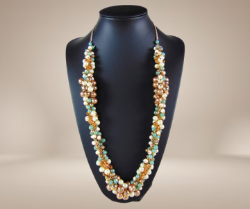 Cha cha pastel blauw goud witte volle faux parel ketting beige achtergrond 1