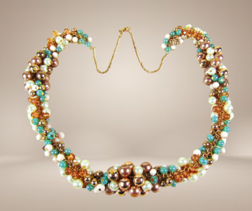 Cha cha pastel blauw goud witte volle faux parel ketting beige achtergrond 2