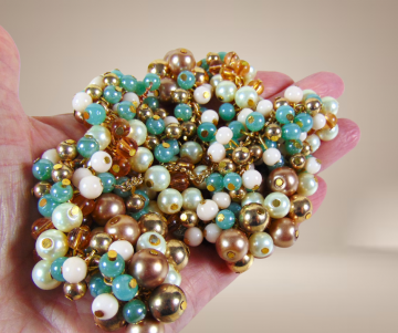 Cha cha pastel blauw goud witte volle faux parel ketting beige achtergrond 3