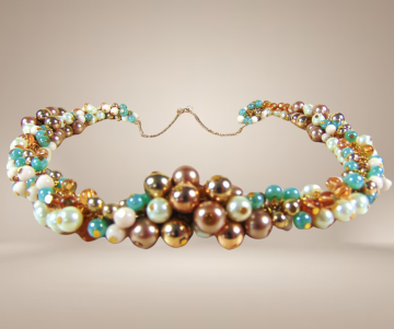 Cha cha pastel blauw goud witte volle faux parel ketting beige achtergrond