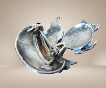 Chinees zilveren antieke emaille eend broche beige achtergrond