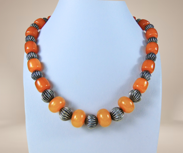 Copal butterscotch amber zilver sluiting kralen ketting beige achtergrond