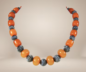 Copal butterscotch amber zilver sluiting kralen ketting beige achtergrond 1