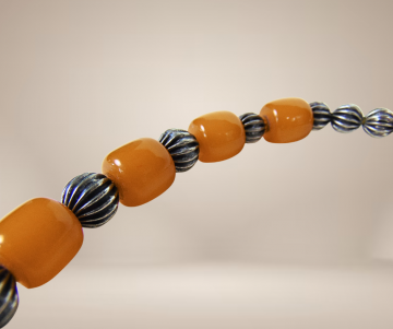 Copal butterscotch amber zilver sluiting kralen ketting beige achtergrond 2