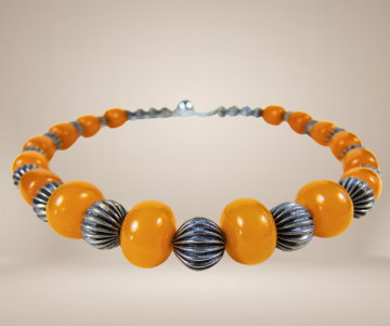 Copal butterscotch amber zilver sluiting kralen ketting beige achtergrond 3