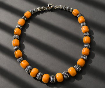 Copal butterscotch amber zilver sluiting kralen ketting beige achtergrond 4