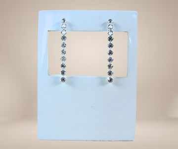 Delicate fijn zilveren lange zirkonia staafjes oorbellen beige achtergrond