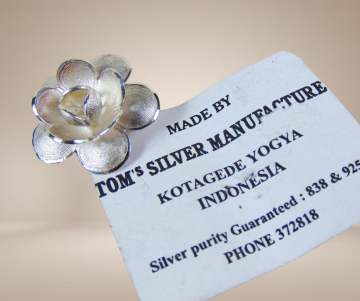 Djokja 925 zilveren filigraan 3d bloem broche beige achtergrond