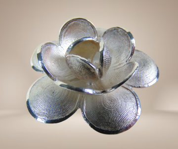 Djokja 925 zilveren filigraan 3d bloem broche beige achtergrond 2