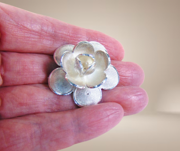 Djokja 925 zilveren filigraan 3d bloem broche beige achtergrond 4