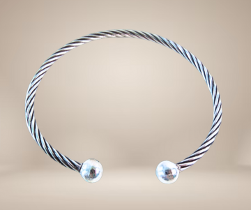 Draai kabel armband zilver knoppen beige achtergrond 1