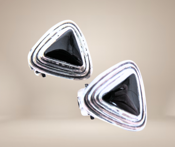 Driehoek zilver en onyx clip oorbellen beige achtergrond