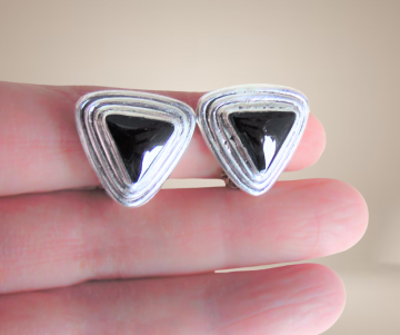 Driehoek zilver en onyx clip oorbellen beige achtergrond 1