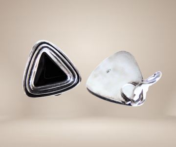 Driehoek zilver en onyx clip oorbellen beige achtergrond 2