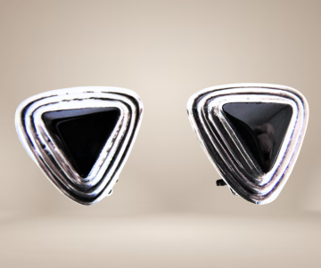 Driehoek zilver en onyx clip oorbellen beige achtergrond 3