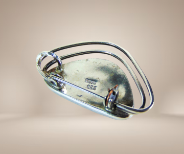 Driehoekige modernist eilat broche hanger beige achtergrond 1