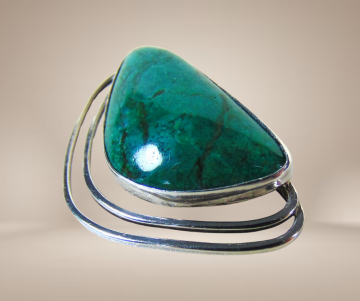 Driehoekige modernist eilat broche hanger beige achtergrond 2