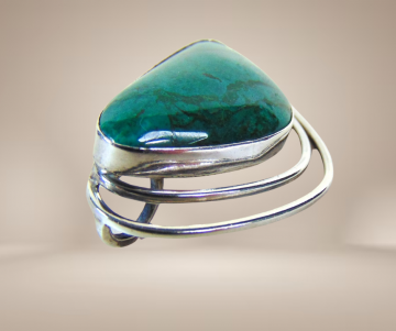 Driehoekige modernist eilat broche hanger beige achtergrond 3